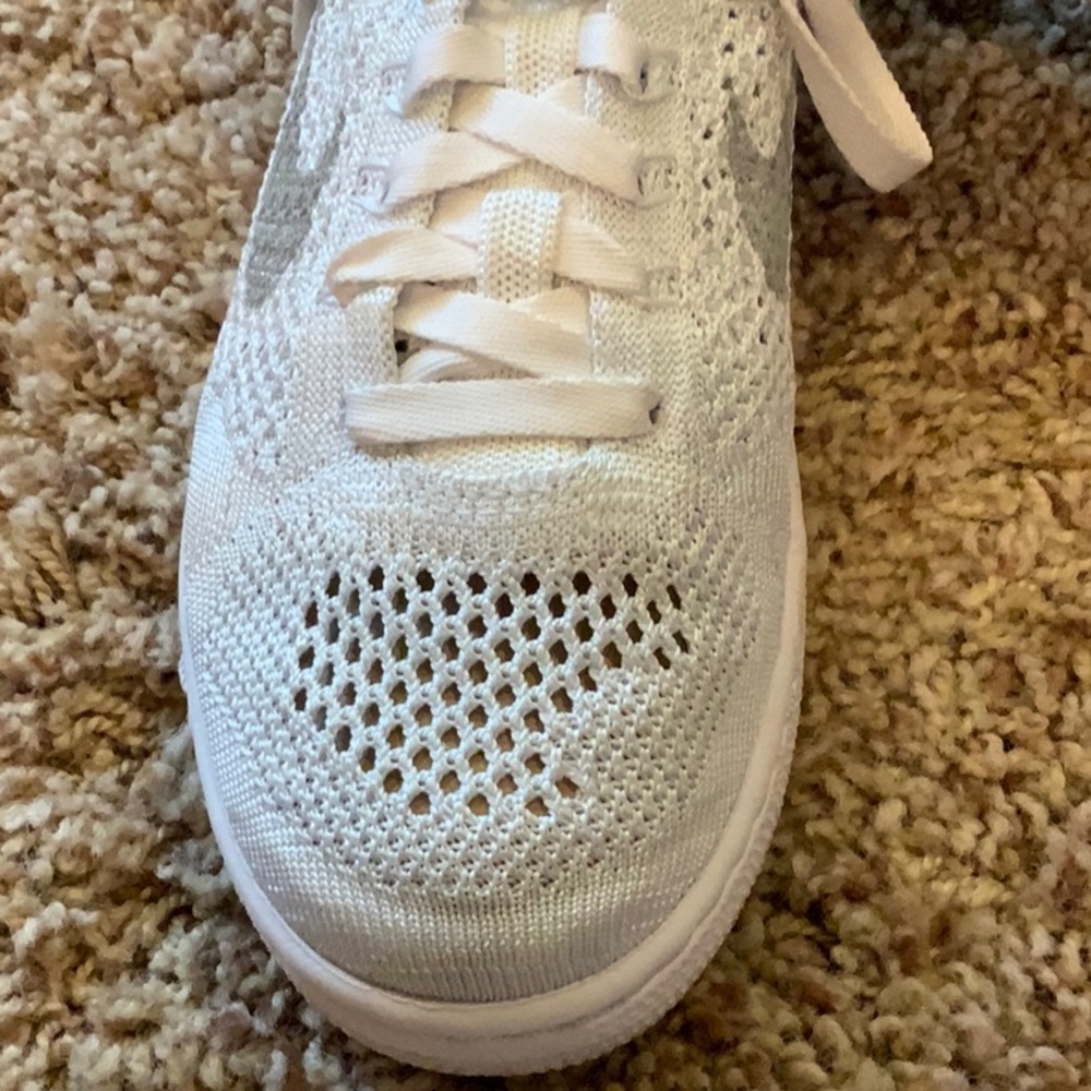 Nike - Women’s White Mesh shoe - Picture 2 of 2